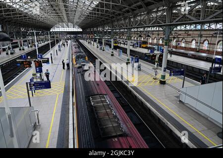 La station se trouve à l'intérieur de la station Manchester Piccadilly. Banque D'Images