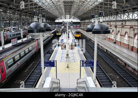 La station se trouve à l'intérieur de la station Manchester Piccadilly. Banque D'Images