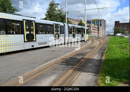 Un tramway métropolitain arrivant à la station Manchester Piccadilly. Banque D'Images