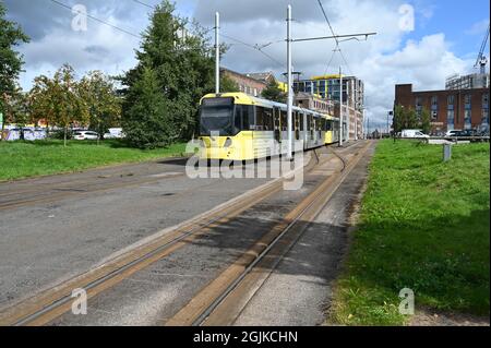 Un tramway métropolitain arrivant à la station Manchester Piccadilly. Banque D'Images