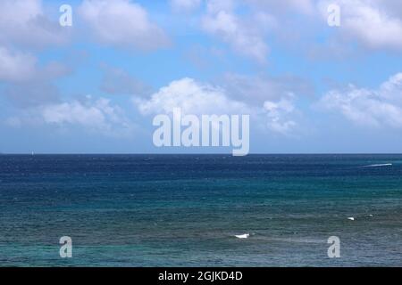 Plusieurs nuances d'eau bleue de l'océan Pacifique rencontrent des cumulus nuages à l'horizon à Kaanapali Beach à Maui, Hawaii, États-Unis Banque D'Images