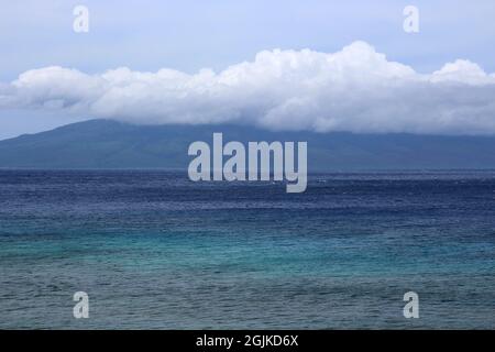 Plusieurs nuances d'eau bleue de l'océan Pacifique avec des cumulus couvrant Molokai au loin, lors d'une journée découverte à la plage de Kaanapali à Maui, Banque D'Images