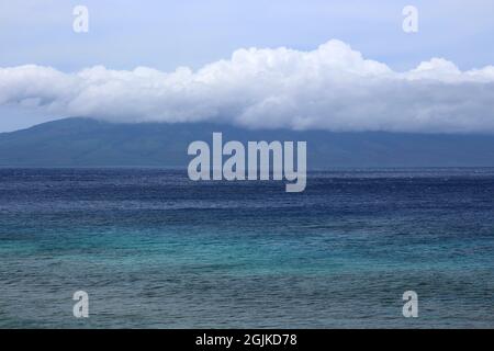 Plusieurs nuances d'eau bleue de l'océan Pacifique avec des cumulus couvrant Molokai au loin, lors d'une journée découverte à la plage de Kaanapali à Maui, Banque D'Images