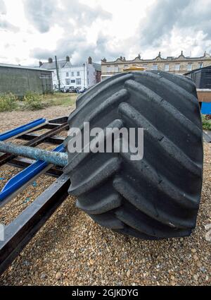 Aldeburgh, Suffolk, Angleterre, 15 août 2021, Vue d'un pneu en caoutchouc massif Banque D'Images