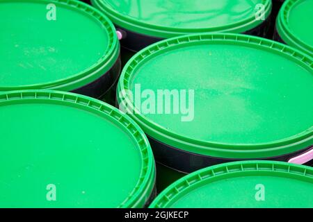Gros plan sur de nombreux couvercles circulaires en plastique vert. Banque D'Images