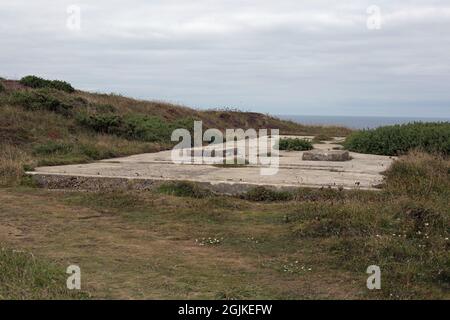 Newquay, Cornouailles, Angleterre, 31 août 2021, les fondations concrètes d'une guerre mondiale 2 poste défensif restent sur le chemin de la côte. Banque D'Images