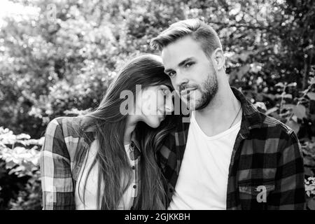 Amour passionné. Week-end en famille. Date romantique. couple à l'extérieur. Homme et femme en chemise à carreaux se détendre dans le parc. Couple amoureux. Randonnée Banque D'Images