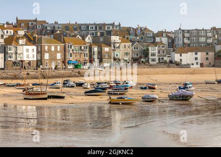 En début de matinée, vue depuis Pedn Olva en face du port et de la plage de St. Ives Banque D'Images