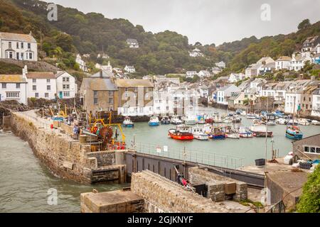 Le port intérieur, le quai et les bateaux de pêche à Polperro, Cornwall, Royaume-Uni Banque D'Images