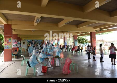 Bangkok, Thaïlande. 06e septembre 2021. Les volontaires qui se appellent le groupe 'Zendai' fournit des services de test pour COVID-19, proactive avec Antigen Test Kit (ATK) au grand public, marcher, gratuitement à l'école Chanhun Bamphen, district de Huai Khwang. (Photo de Teera Noisakran/Pacific Press/Sipa USA) crédit: SIPA USA/Alay Live News Banque D'Images