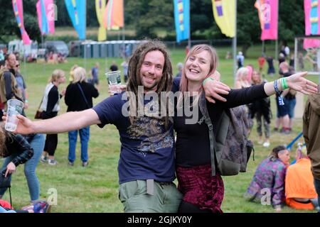 Vicarage Farm, Winchester Hampshire, Royaume-Uni. 10 septembre 2021. Homme et femme dans la foule posant pour caméra à l'écoute de la musique au Mucky Weekender Festival, Hampshire crédit: Dawn Fletcher-Park/Alamy Live News Banque D'Images