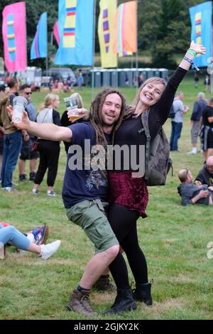 Vicarage Farm, Winchester Hampshire, Royaume-Uni. 10 septembre 2021. Homme et femme dans la foule posant pour caméra à l'écoute de la musique au Mucky Weekender Festival, Hampshire crédit: Dawn Fletcher-Park/Alamy Live News Banque D'Images