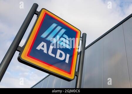 CARDIFF, PAYS DE GALLES - 19 AOÛT : gros plan d'une enseigne Aldi le 19 août 2021 à Cardiff, pays de Galles. Banque D'Images