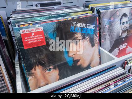 L'album Rolling Stones Black and Blue, disque vinyle dans un magasin de disques Banque D'Images