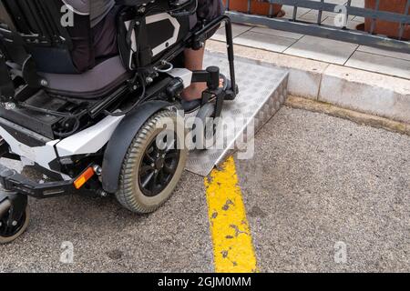 Rampe pour personnes à mobilité réduite sur fauteuil roulant à l'entrée du bâtiment. Banque D'Images