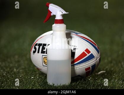 Une bouteille de désinfectant et une balle de match Steeden pendant le match de la Super League de Betfred au stade totalement Wicked, St Helens. Date de la photo : vendredi 10 septembre 2021. Banque D'Images