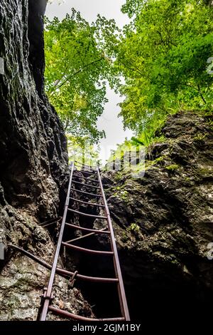 Vieille échelle de fer sur la via Verrata à travers les gorges étroites dans les Alpes d'Autriche Banque D'Images
