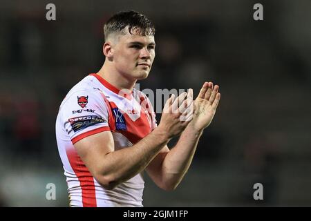 Jack Welsby (18) de St Helens applaudit les fans de la maison après que Saints démolissent Leeds 40-06 Banque D'Images