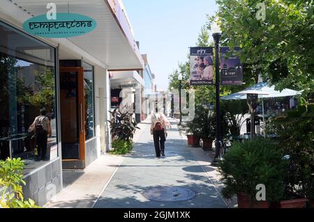 Magasins le long de Castro Street, vue sur la montagne au coeur de la Silicon Valley, Californie, Etats-Unis Banque D'Images