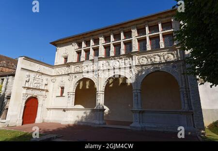 Façade de la Maison appelée François 1er ou Hôtel Chabouillé dans la cour de l'hôtel de ville de Moret-sur-Loing, région parisienne, France. Banque D'Images