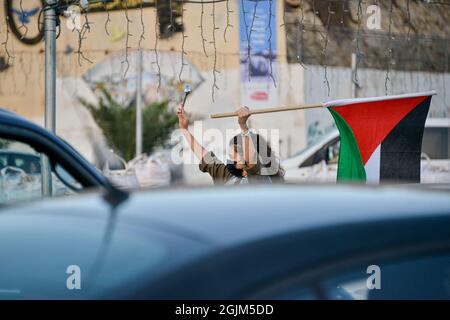 Palestine. 10 septembre 2021. Des manifestants israéliens arabes ont agité des drapeaux et des cuillères de Palestine, qui ont été utilisés cette semaine pour échapper aux six prisonniers palestiniens de la prison de Gilboa. La manifestation d'Umm al-Fahm a condamné aujourd'hui les mesures de punition prises après le jailbreak par les services pénitentiaires israéliens et contre les moyens d'interrogatoire violent. Selon certaines statistiques, un palestinien sur cinq a été emprisonné dans les prisons israéliennes au cours de sa vie. Umm al-Fahm, Israël, le 11 septembre 2021. (Photo de Matan Golan/Alay Live News) crédit: Matan Golan/Alay Live News Banque D'Images