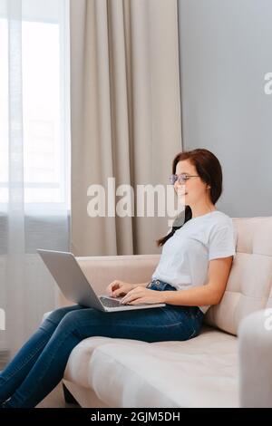 Jeune étudiante sur l'enseignement à distance. Banque D'Images