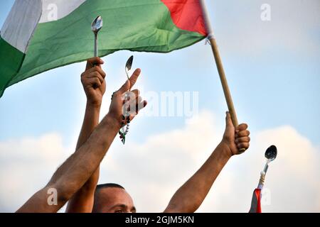 Palestine. 10 septembre 2021. Des manifestants israéliens arabes ont agité des drapeaux et des cuillères de Palestine, qui ont été utilisés cette semaine pour échapper aux six prisonniers palestiniens de la prison de Gilboa. La manifestation d'Umm al-Fahm a condamné aujourd'hui les mesures de punition prises après le jailbreak par les services pénitentiaires israéliens et contre les moyens d'interrogatoire violent. Selon certaines statistiques, un palestinien sur cinq a été emprisonné dans les prisons israéliennes au cours de sa vie. Umm al-Fahm, Israël, le 11 septembre 2021. (Photo de Matan Golan/Alay Live News) crédit: Matan Golan/Alay Live News Banque D'Images