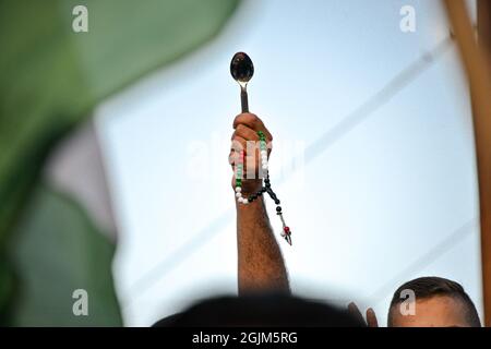 Palestine. 10 septembre 2021. Des manifestants israéliens arabes ont agité des drapeaux et des cuillères de Palestine, qui ont été utilisés cette semaine pour échapper aux six prisonniers palestiniens de la prison de Gilboa. La manifestation d'Umm al-Fahm a condamné aujourd'hui les mesures de punition prises après le jailbreak par les services pénitentiaires israéliens et contre les moyens d'interrogatoire violent. Selon certaines statistiques, un palestinien sur cinq a été emprisonné dans les prisons israéliennes au cours de sa vie. Umm al-Fahm, Israël, le 11 septembre 2021. (Photo de Matan Golan/Alay Live News) crédit: Matan Golan/Alay Live News Banque D'Images