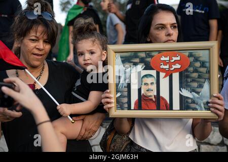 Palestine. 10 septembre 2021. Des manifestants israéliens arabes ont agité des drapeaux et des cuillères de Palestine, qui ont été utilisés cette semaine pour échapper aux six prisonniers palestiniens de la prison de Gilboa. La manifestation d'Umm al-Fahm a condamné aujourd'hui les mesures de punition prises après le jailbreak par les services pénitentiaires israéliens et contre les moyens d'interrogatoire violent. Selon certaines statistiques, un palestinien sur cinq a été emprisonné dans les prisons israéliennes au cours de sa vie. Umm al-Fahm, Israël, le 11 septembre 2021. (Photo de Matan Golan/Alay Live News) crédit: Matan Golan/Alay Live News Banque D'Images