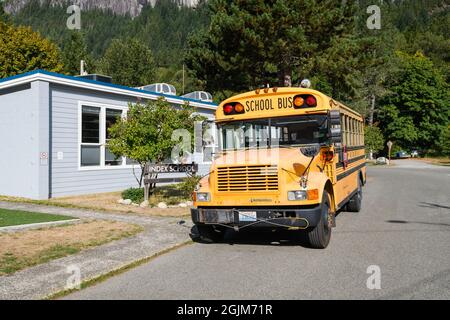 Index, WA, Etats-Unis - 08 septembre 2021; un bus scolaire fabriqué à l'échelle internationale est stationné dans la rue à l'extérieur de l'école rurale d'Index Washington Banque D'Images