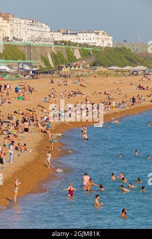 Un quartier bondé de Kemptown, Brighton. À l'est de Brighton Palace Pier. Vacances d'été. Sussex, Angleterre, Royaume-Uni Banque D'Images