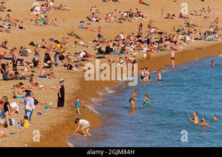 Un quartier bondé de Kemptown, Brighton. À l'est de Brighton Palace Pier. Vacances d'été. Sussex, Angleterre, Royaume-Uni Banque D'Images