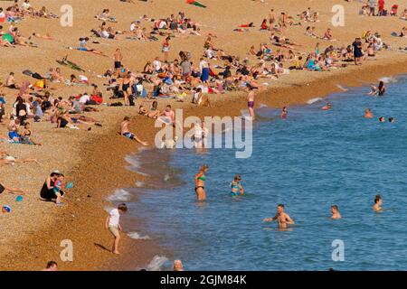 Un quartier bondé de Kemptown, Brighton. À l'est de Brighton Palace Pier. Vacances d'été. Sussex, Angleterre, Royaume-Uni Banque D'Images