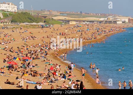 Un quartier bondé de Kemptown, Brighton. À l'est de Brighton Palace Pier. Vacances d'été. Sussex, Angleterre, Royaume-Uni Banque D'Images