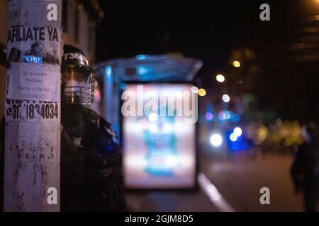 Bogota, Colombie. 10 septembre 2021. La police anti-émeute de Colombie et l'escadron de police anti-émeute (ESMAD) protègent le poste de police de Villa Luz CAI ont été des policiers torturés Javier Ordoñez le 9 septembre 2020, plus tard le même jour plusieurs postes de police ont été vandalisés et brûlés en raison de la mort d'Ordoñez, et le nombre de morts de 12 autres personnes qui sont mortes de l'utilisation d'armes à feu par la police et de cas de brutalité la même nuit. Le 9 septembre 2021 à Bogota, Colombie. Crédit : long Visual Press/Alamy Live News Banque D'Images