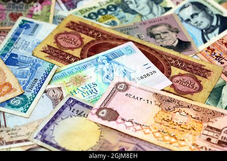 Vieux monde coloré papier fond monétaire, collection de billets de différents pays, concept de billets internationaux pour les devises mondiales Banque D'Images