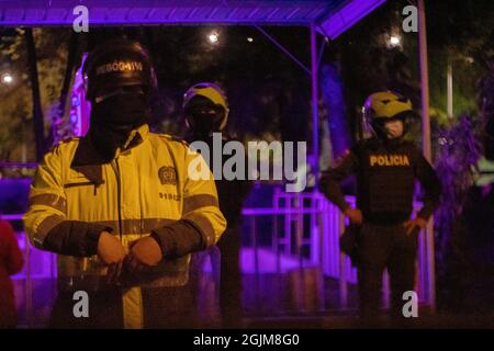 Bogota, Colombie. 10 septembre 2021. La police anti-émeute de Colombie et l'escadron de police anti-émeute (ESMAD) protègent le poste de police de Villa Luz CAI ont été des policiers torturés Javier Ordoñez le 9 septembre 2020, plus tard le même jour plusieurs postes de police ont été vandalisés et brûlés en raison de la mort d'Ordoñez, et le nombre de morts de 12 autres personnes qui sont mortes de l'utilisation d'armes à feu par la police et de cas de brutalité la même nuit. Le 9 septembre 2021 à Bogota, Colombie. Crédit : long Visual Press/Alamy Live News Banque D'Images