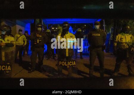 Bogota, Colombie. 10 septembre 2021. La police anti-émeute de Colombie et l'escadron de police anti-émeute (ESMAD) protègent le poste de police de Villa Luz CAI ont été des policiers torturés Javier Ordoñez le 9 septembre 2020, plus tard le même jour plusieurs postes de police ont été vandalisés et brûlés en raison de la mort d'Ordoñez, et le nombre de morts de 12 autres personnes qui sont mortes de l'utilisation d'armes à feu par la police et de cas de brutalité la même nuit. Le 9 septembre 2021 à Bogota, Colombie. Crédit : long Visual Press/Alamy Live News Banque D'Images