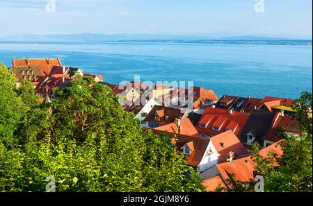 Vue sur le lac de Constance ou Bodensee depuis la ville de Meersburg, Bade-Wurtemberg, Allemagne, Europe. Paysage pittoresque avec la vieille ville allemande. Décor de maisons avec Banque D'Images