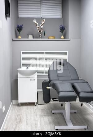 Salon de beauté intérieur, chambre moderne avec fauteuil inclinable dans spa ou centre de bien-être. Intérieur propre bureau de cosmétologie branché. Concept de service cosmétique Banque D'Images