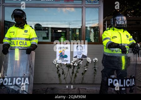 Bogota, Colombie. 10 septembre 2021. Des panneaux avec des photos de Javier Ordoñez et des fleurs comme le poste de police de Villa Luz CAI ont été des policiers torturés Javier Ordoñez le 9 septembre 2020, plus tard le même jour plusieurs postes de police ont été vandalisés et brûlés à la suite de la mort d'Ordoñez, et le nombre de morts de 12 autres personnes qui sont mortes de l'utilisation d'armes à feu par la police et de cas de brutalité la même nuit. Le 9 septembre 2021 à Bogota, Colombie. Crédit : long Visual Press/Alamy Live News Banque D'Images