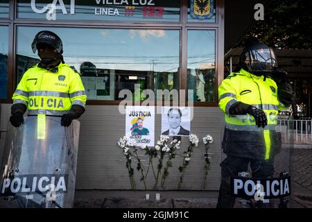 Bogota, Colombie. 10 septembre 2021. Des panneaux avec des photos de Javier Ordoñez et des fleurs comme le poste de police de Villa Luz CAI ont été des policiers torturés Javier Ordoñez le 9 septembre 2020, plus tard le même jour plusieurs postes de police ont été vandalisés et brûlés à la suite de la mort d'Ordoñez, et le nombre de morts de 12 autres personnes qui sont mortes de l'utilisation d'armes à feu par la police et de cas de brutalité la même nuit. Le 9 septembre 2021 à Bogota, Colombie. Crédit : long Visual Press/Alamy Live News Banque D'Images