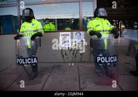 Bogota, Colombie. 10 septembre 2021. Des panneaux avec des photos de Javier Ordoñez et des fleurs comme le poste de police de Villa Luz CAI ont été des policiers torturés Javier Ordoñez le 9 septembre 2020, plus tard le même jour plusieurs postes de police ont été vandalisés et brûlés à la suite de la mort d'Ordoñez, et le nombre de morts de 12 autres personnes qui sont mortes de l'utilisation d'armes à feu par la police et de cas de brutalité la même nuit. Le 9 septembre 2021 à Bogota, Colombie. Crédit : long Visual Press/Alamy Live News Banque D'Images