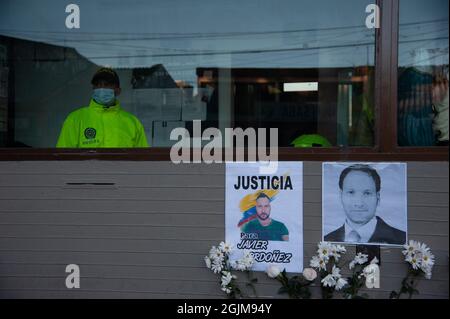 Bogota, Colombie. 10 septembre 2021. Des panneaux avec des photos de Javier Ordoñez et des fleurs comme le poste de police de Villa Luz CAI ont été des policiers torturés Javier Ordoñez le 9 septembre 2020, plus tard le même jour plusieurs postes de police ont été vandalisés et brûlés à la suite de la mort d'Ordoñez, et le nombre de morts de 12 autres personnes qui sont mortes de l'utilisation d'armes à feu par la police et de cas de brutalité la même nuit. Le 9 septembre 2021 à Bogota, Colombie. Crédit : long Visual Press/Alamy Live News Banque D'Images