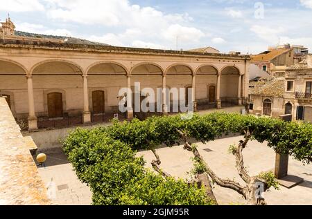 Vues panoramiques de l'ancien marché aux poissons de Casmeneo (Antico Mercato Ittico Casmeneo) à Comiso, province de Ragusa, Italie. Banque D'Images