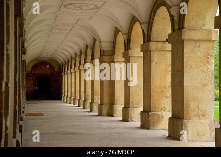 Le nouveau bâtiment, une passerelle à colonnades, Magdalen College, Université d'Oxford, Oxford, Angleterre, Royaume-Uni Banque D'Images