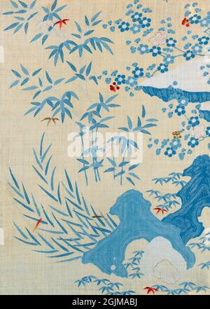 Détail d'un textile de chanvre japonais représentant un paysage de landscape avec des rochers, des tiges de bambou et des branches fleuries dans des tons de bleu sur un sol crème. Quelques broderies de fil métallique et de soie. Japon Banque D'Images