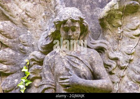 Une statue d'ange à ailes ouvertes sur une tombe du cimetière d'Arnos Vale, Bristol UK 02-09-2021. Banque D'Images