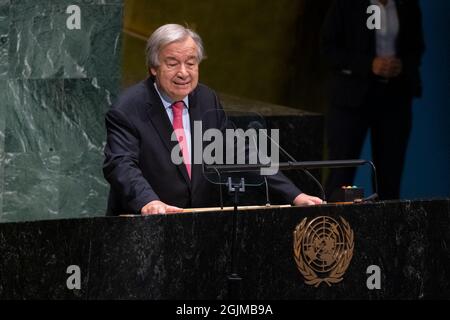 Nations Unies. 11 septembre 2021. (210910) -- NATIONS UNIES, 10 septembre 2021 (Xinhua) -- le Secrétaire général des Nations Unies, Antonio Guterres, présente à l'Assemblée générale ses recommandations pour faire avancer l'ordre du jour commun et répondre aux défis actuels et futurs lors d'une réunion au siège de l'ONU à New York, le 10 septembre 2021. M. Guterres a lancé vendredi notre programme commun, un nouveau rapport historique, qui présente sa vision de l'avenir de la coopération mondiale et qui a inauguré l'ère de l'ONU 2.0, avec un « multilatéralisme à dents ». (Eskinder Debebe/un photo/Handout via Xinhua) crédit: Xinhua/Alay Banque D'Images