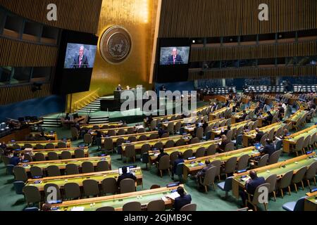 Nations Unies. 11 septembre 2021. (210910) -- NATIONS UNIES, 10 septembre 2021 (Xinhua) -- Le Secrétaire général des Nations Unies, Antonio Guterres (sur le podium et sur les écrans), présente à l'Assemblée générale ses recommandations visant à faire progresser l'ordre du jour commun et à répondre aux défis actuels et futurs lors d'une réunion au siège de l'ONU à New York, le 10 septembre 2021. M. Guterres a lancé vendredi notre programme commun, un nouveau rapport historique, qui présente sa vision de l'avenir de la coopération mondiale et qui a inauguré l'ère de l'ONU 2.0, avec un « multilatéralisme à dents ». (Eskinder Debebe/un photo/Hando Banque D'Images